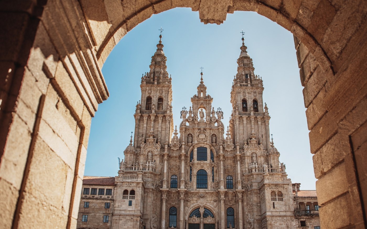 Catedral de Santiago de Compostela vista desde el arco del Obradoiro