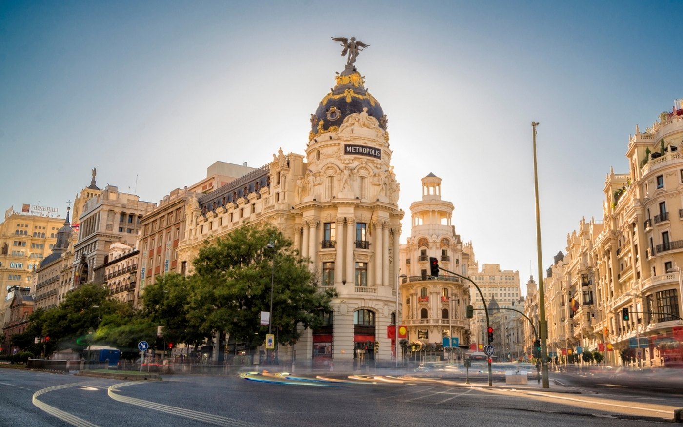 Gran Vía de Madrid al atardecer
