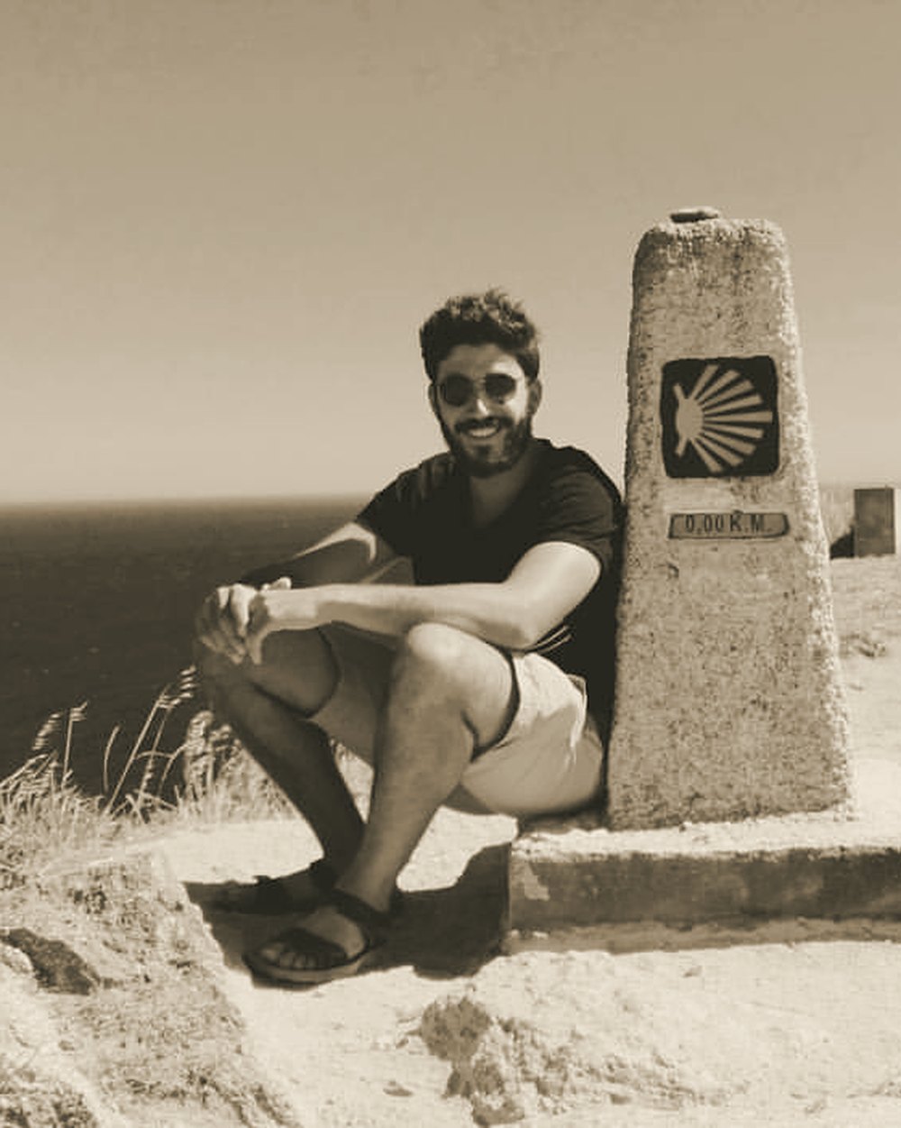 Facundo García en el mojón del kilómetro cero, Finisterre